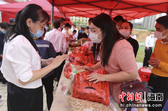 图为消费者在选购农产品。凌楠 摄