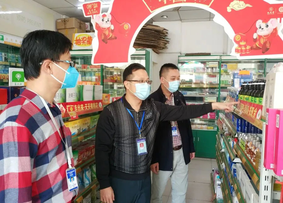海口市市场监管局工作人员走访药店