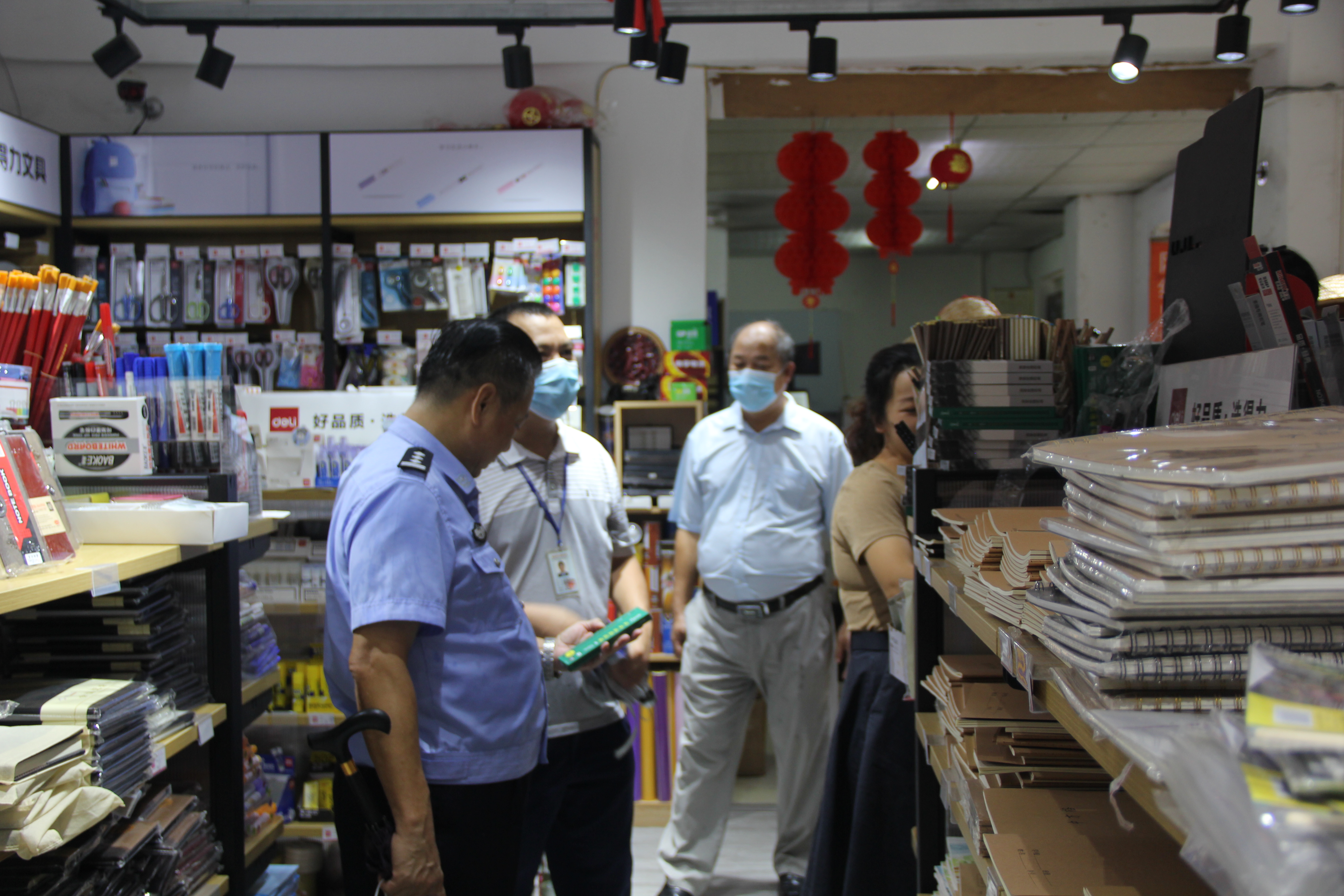 联合开展文具用品检查.jpg