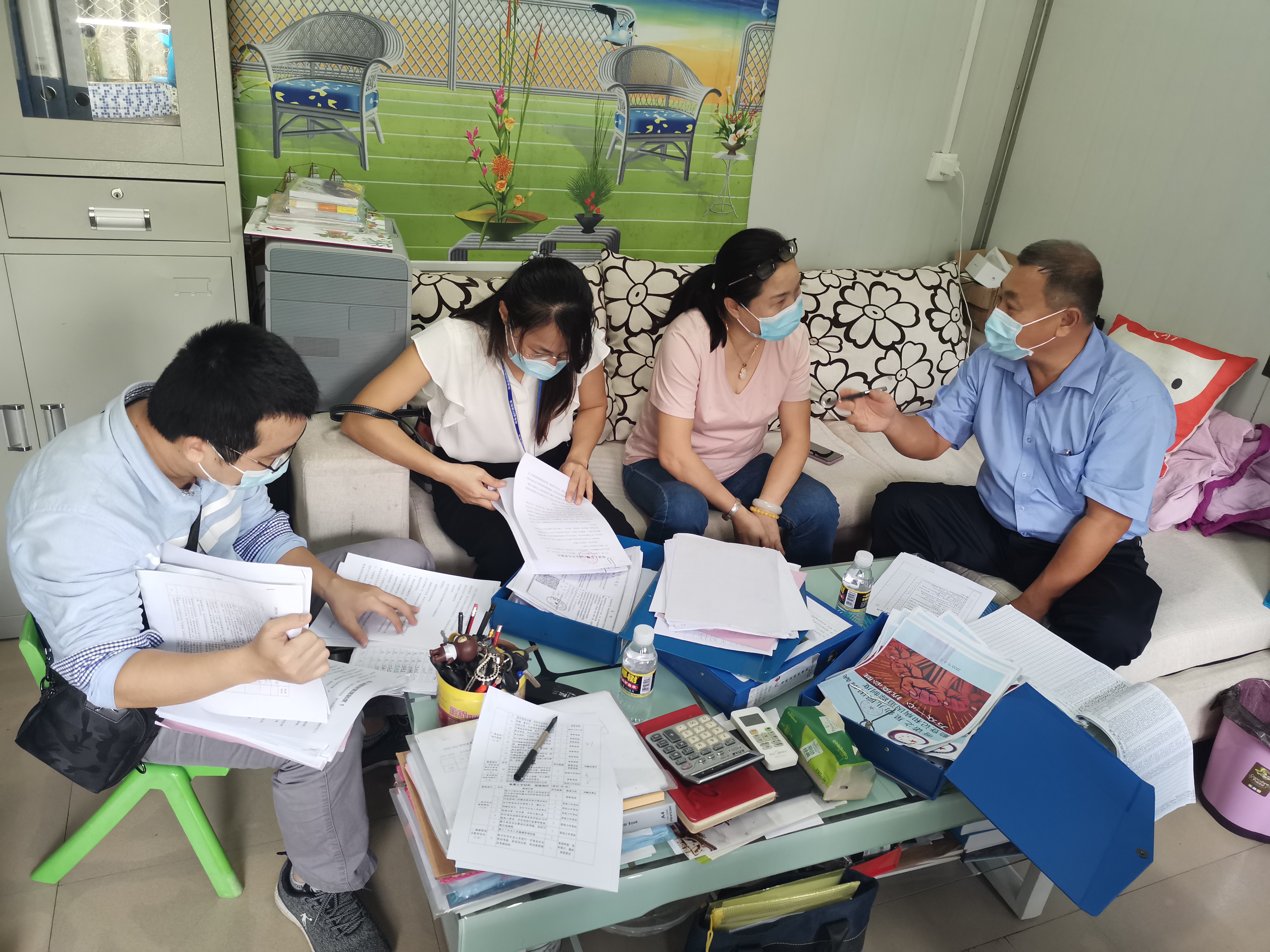 卫健委执法人员对幼儿园负责人讲解防控要点.jpg