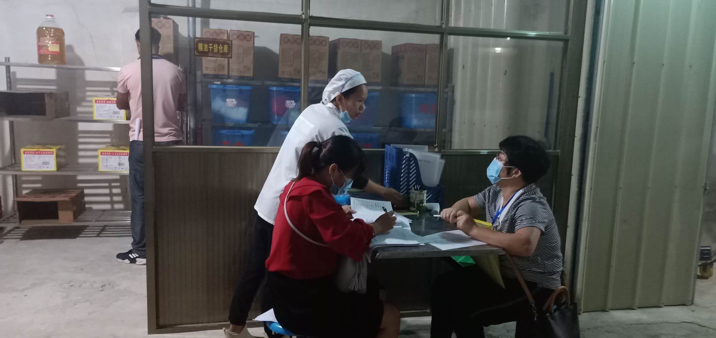 执法人员检查食堂仓库.jpg