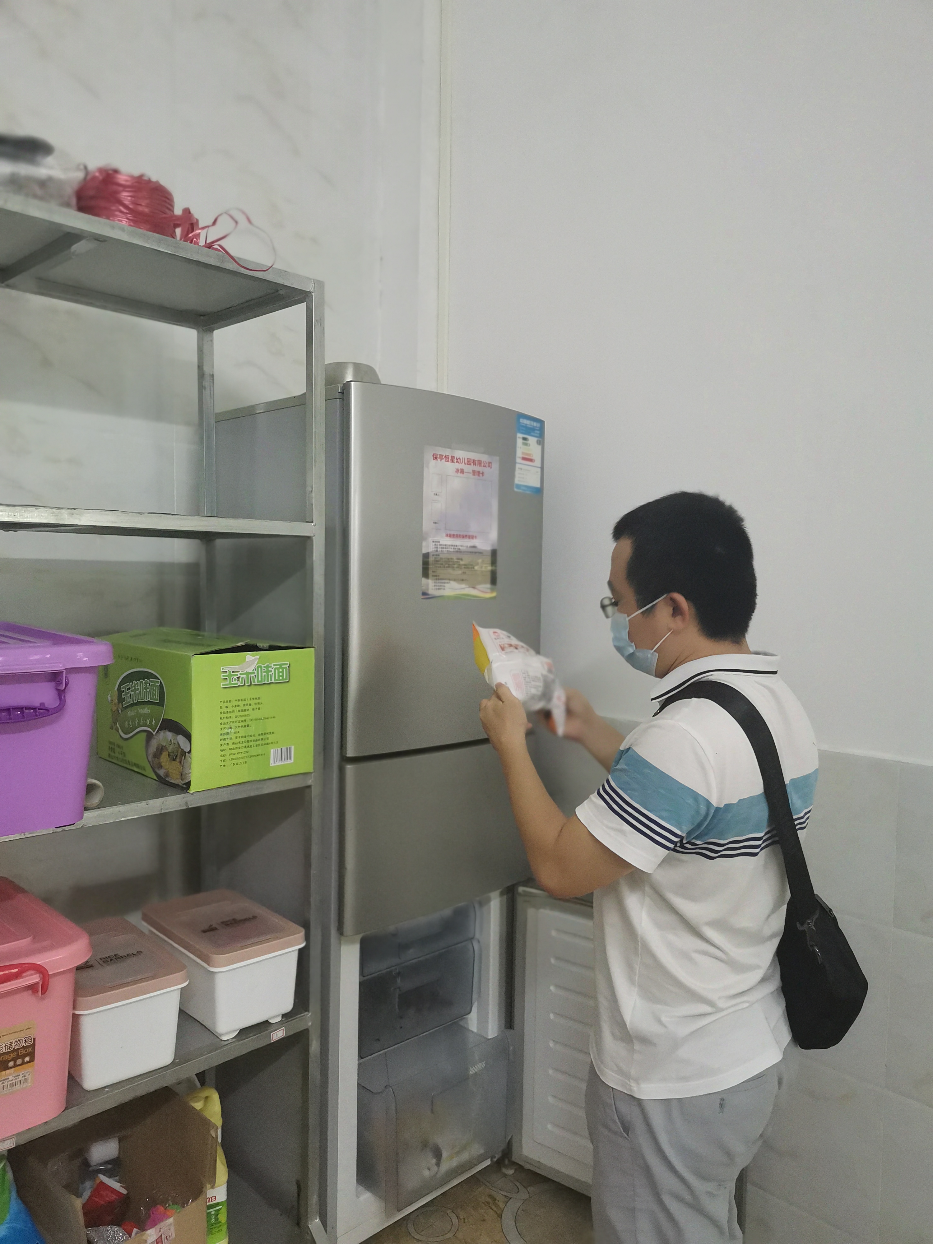 执法人员查看冻品.jpg