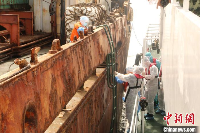 海南海警局近日在三亚海域依法查扣一艘涉嫌走私冻品外籍船舶。经查,该船载有涉嫌走私冻品460余吨,船员18人。海南海警局 供图 海南海警局近日在三亚海域依法查扣一艘涉嫌走私冻品外籍船舶。经查,该船载有涉嫌走私冻品460余吨,船员18人。海南海警局 供图