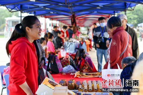 游客在消费扶贫大集市上选购商品。凌楠 摄