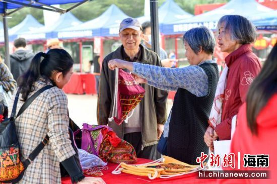 游客在消费扶贫大集市上选购商品。凌楠 摄