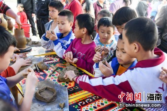 小朋友在活动现场体验手工制陶。凌楠 摄