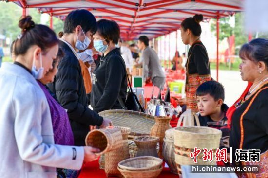 游客在消费扶贫大集市上选购商品。凌楠 摄