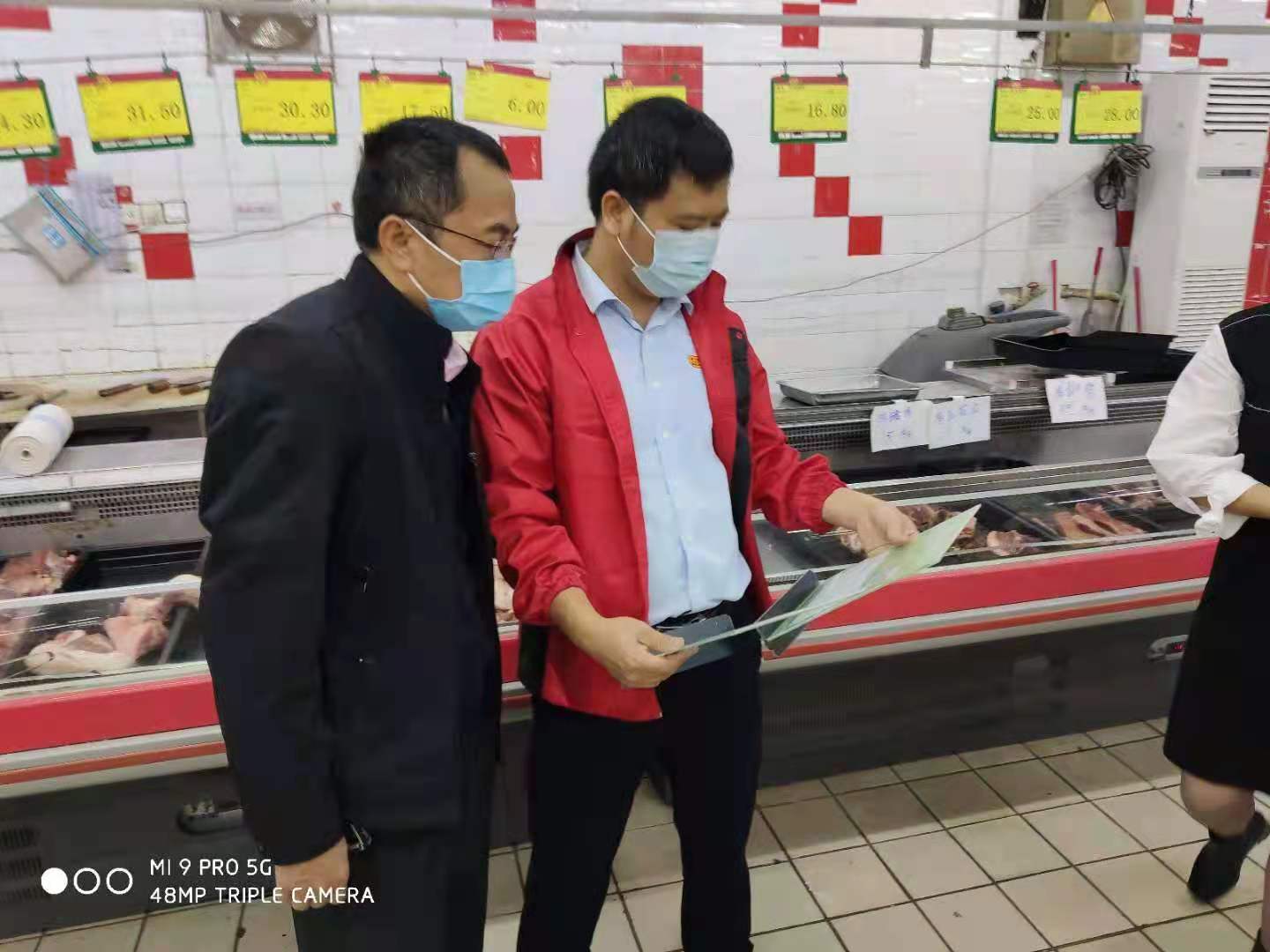 市场监管人员指导超市冻品负责人入驻平台.jpg