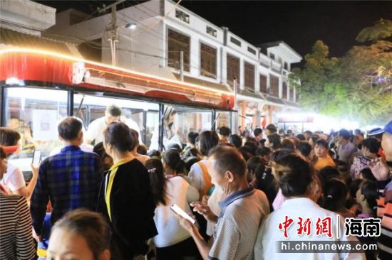文澜皇桐夜市开市。刘彬宇供图