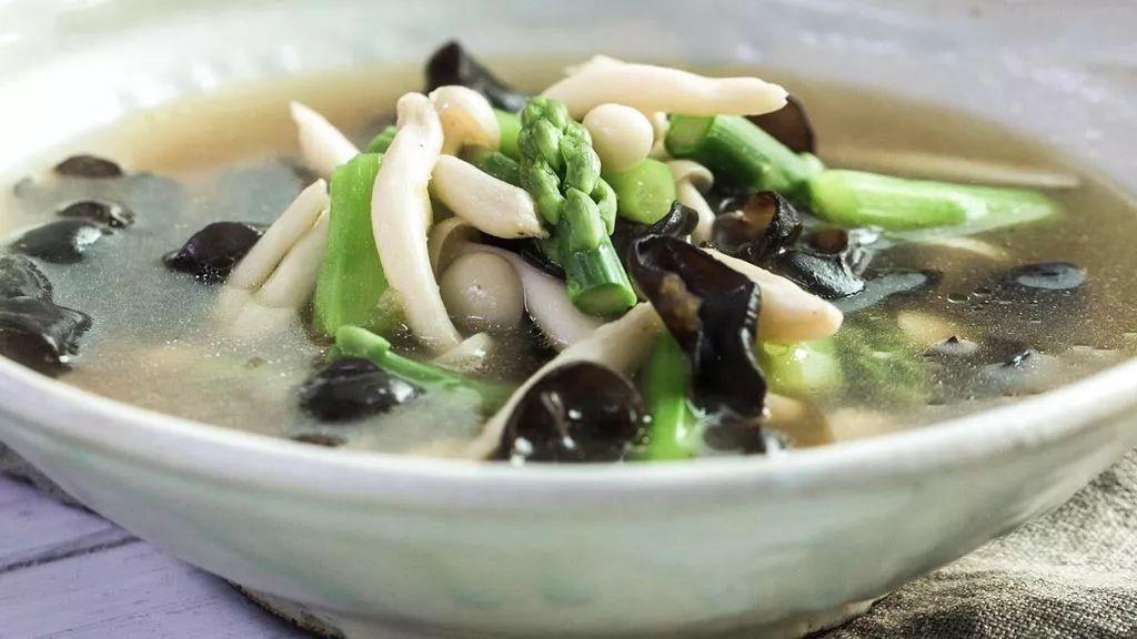 芦笋蘑菇滚瘦肉汤