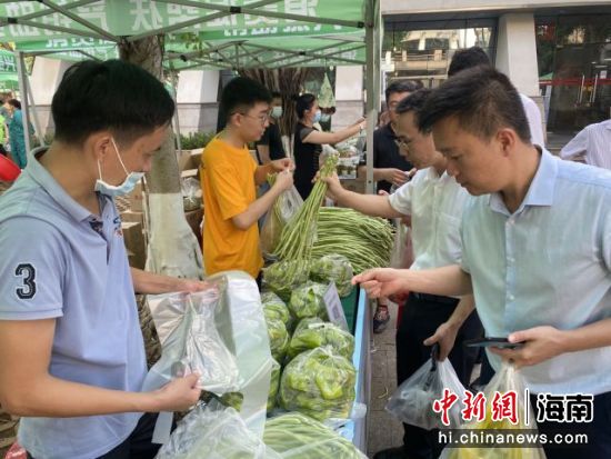 消费助农大集市活动现场,泡椒很快销售一空。符宇群摄