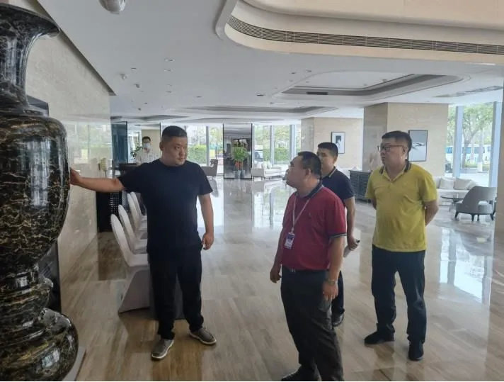 市局价监科现场指导规范明码标价，督促宾馆酒店严格执行政府价格干预政策