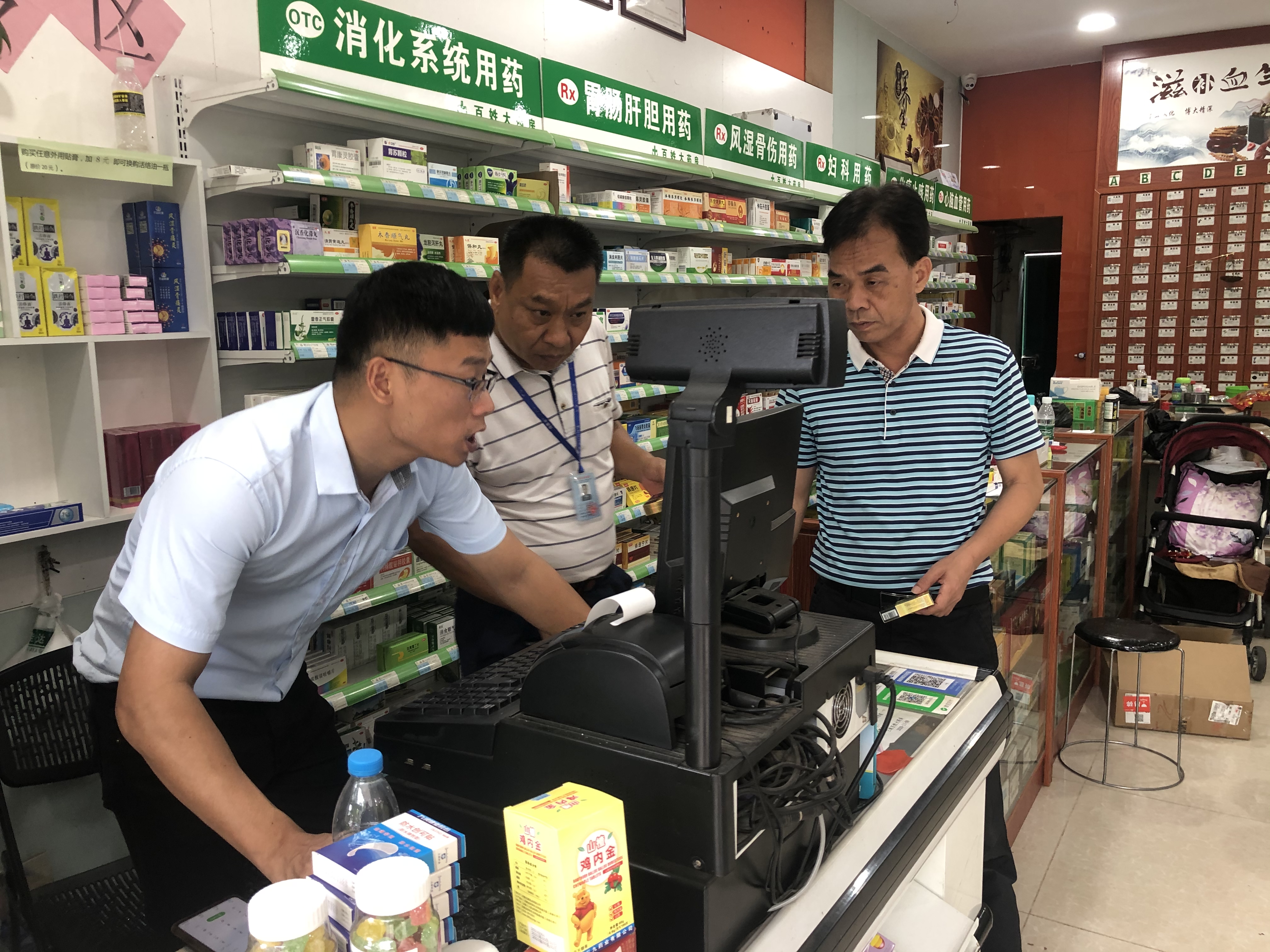 执法人员处理药店投诉问题.jpg