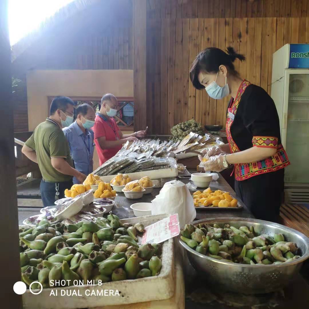 执法人员检查景区水果明码标价情况.jpg