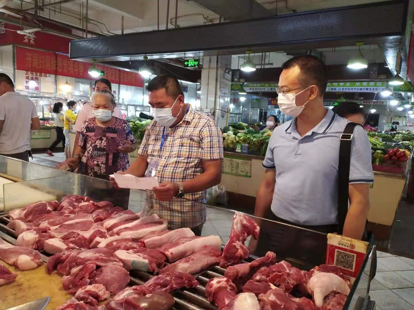 执法人员检查农贸市场.jpg