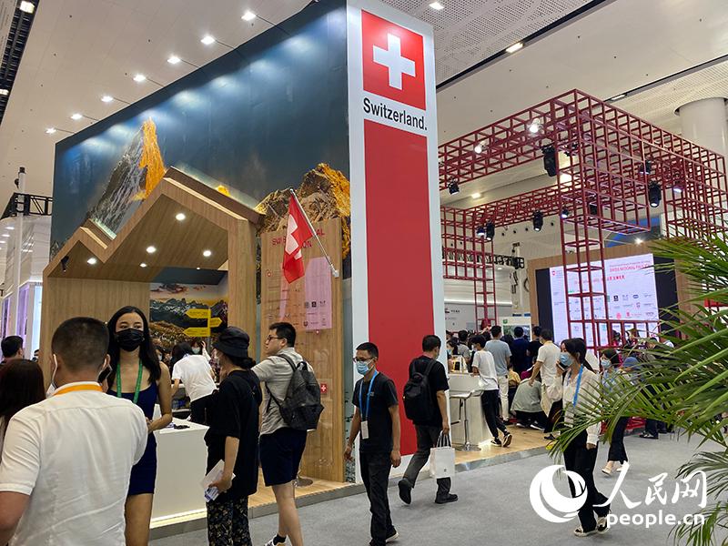 作为首届消博会主宾国，瑞士国家馆展出26家瑞士企业及品牌的最新产品与服务。人民网记者 杜燕飞摄