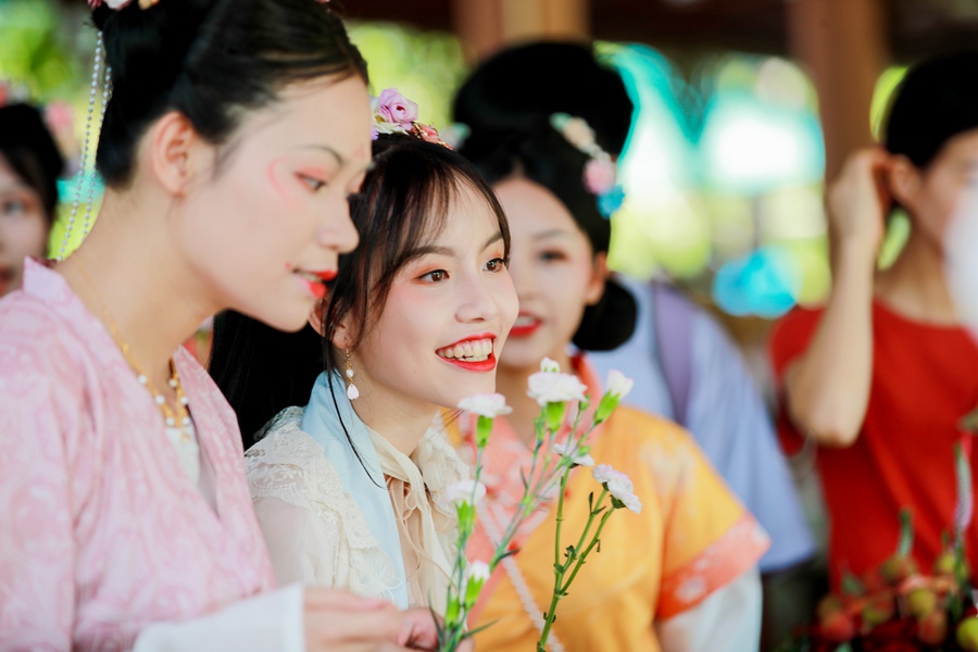 荔枝花艺果篮吸引众多游客观赏。澄迈旅文局供图