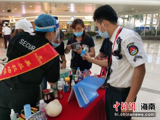 美兰机场安检站查获自热食品。美兰机场供图