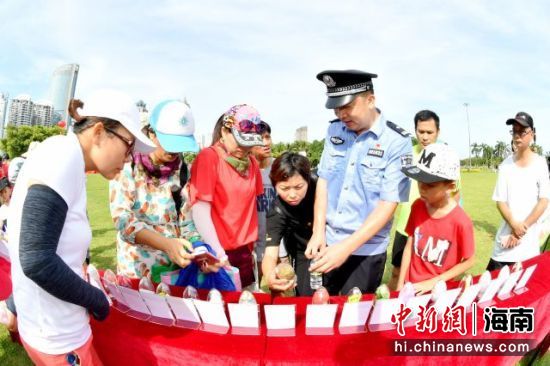 图为禁毒宣传活动。海南省公安厅供图