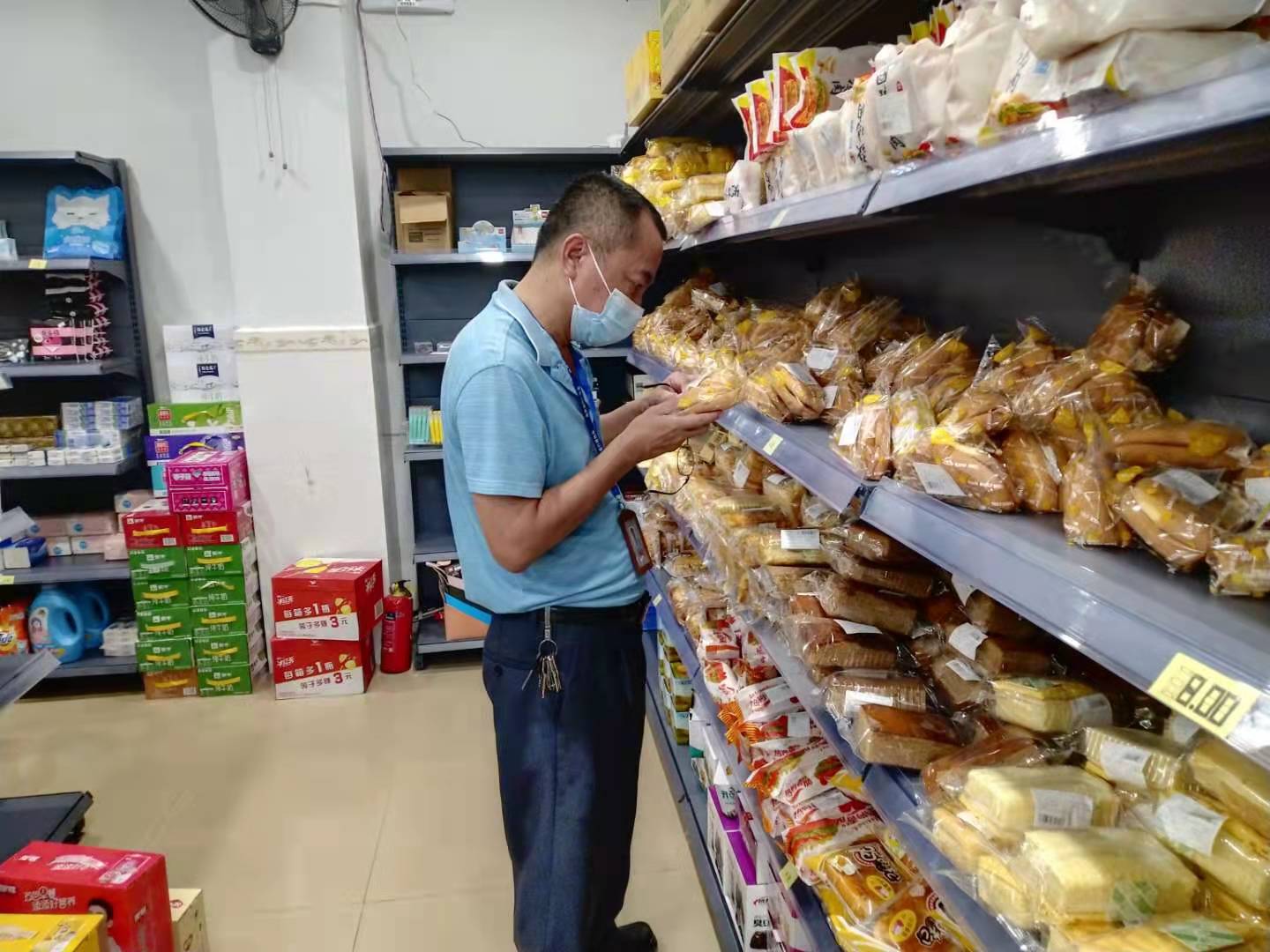 检查校园周边食杂店.jpg