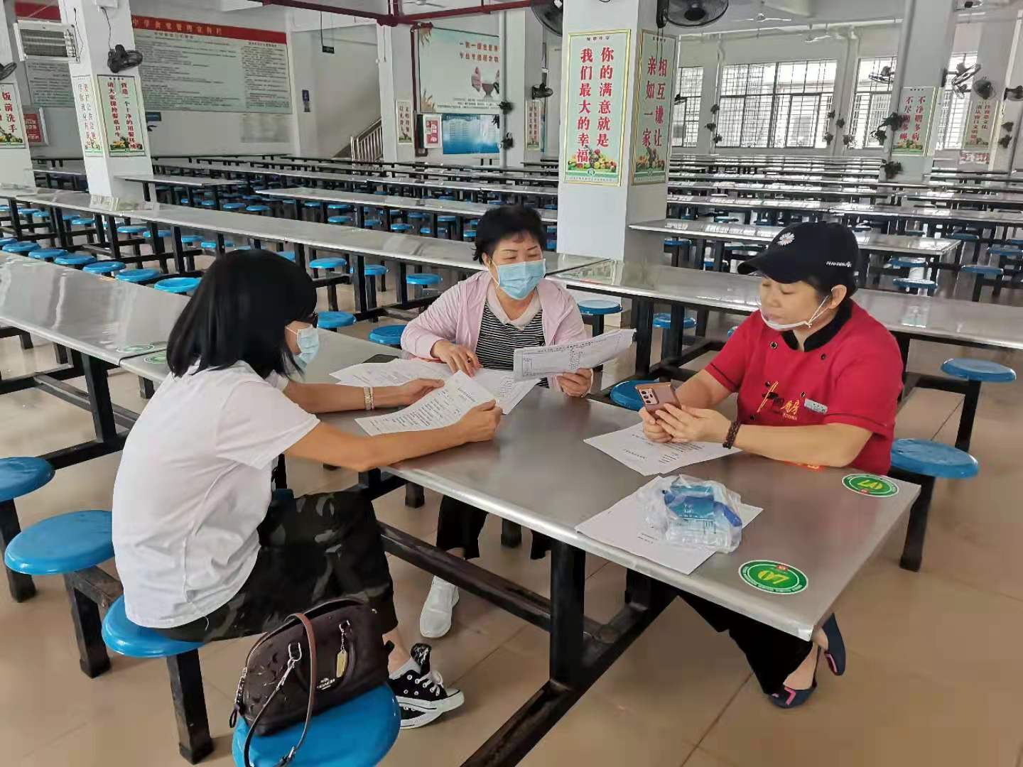 考试人员提前与考点学校食堂工作人员讲解注意事项.jpg