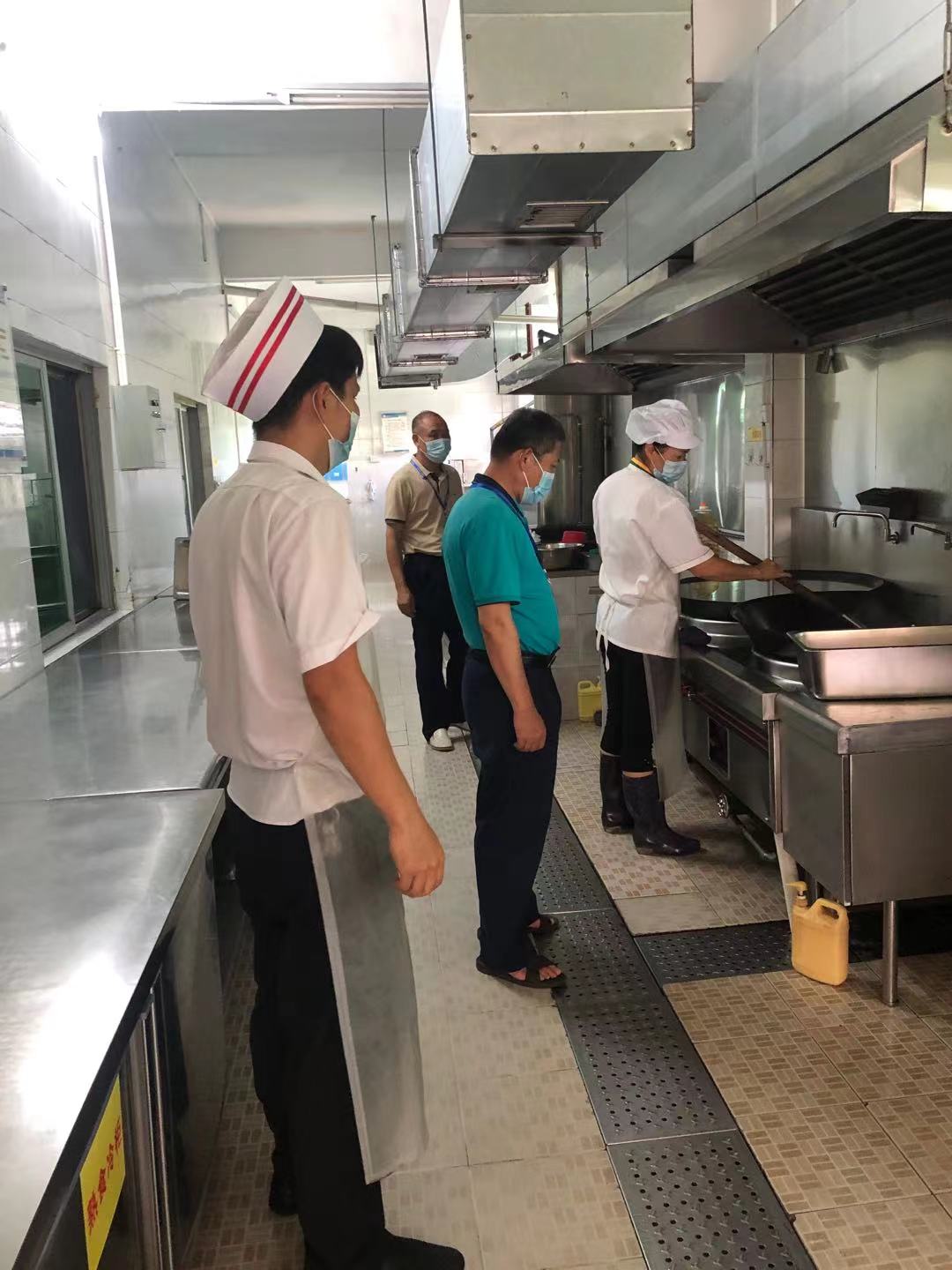 执法人员考前对中学食堂进行检查.jpg