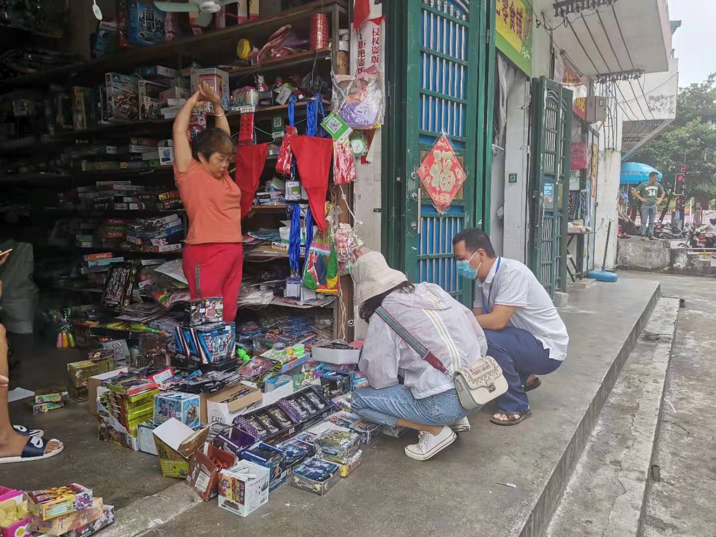 检查校园周边杂货店.jpg