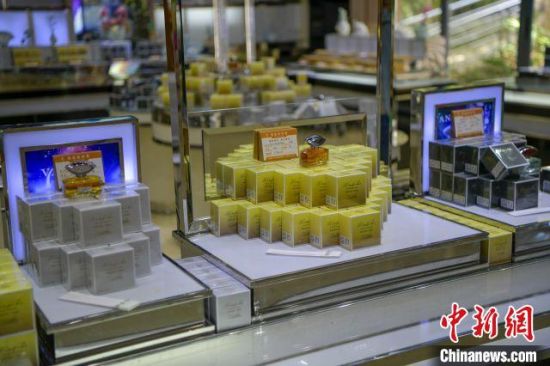 香草兰香水(图左一、左二)。 骆云飞 摄 香草兰香水(图左一、左二)。 骆云飞 摄