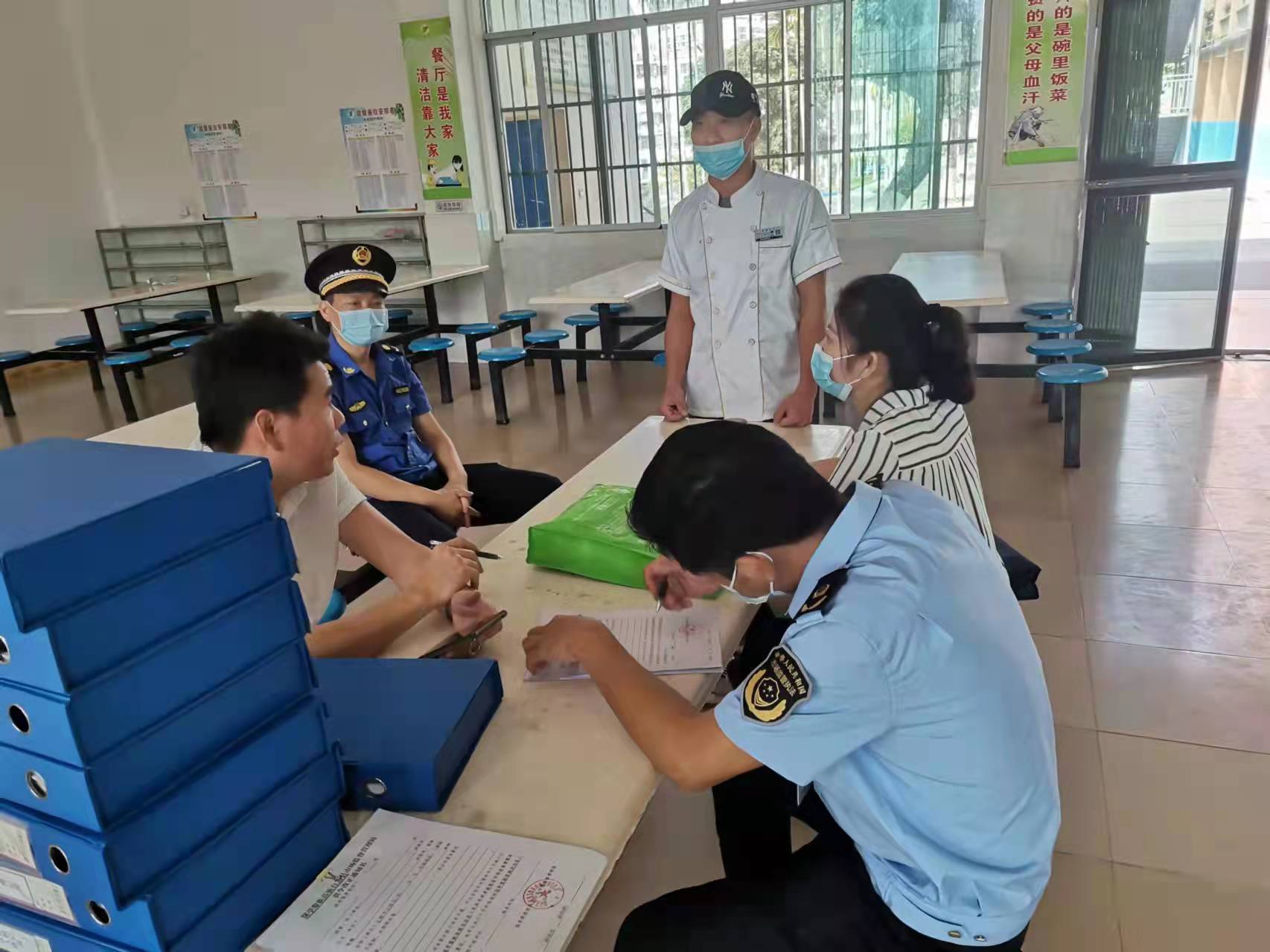 执法人员对食堂下达责令整改.jpg