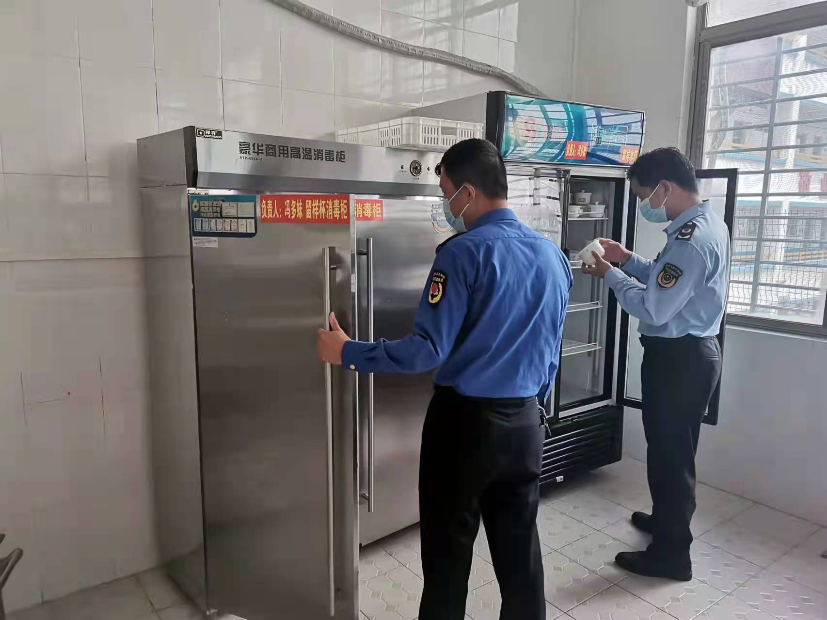 执法人员查看留样情况.jpg