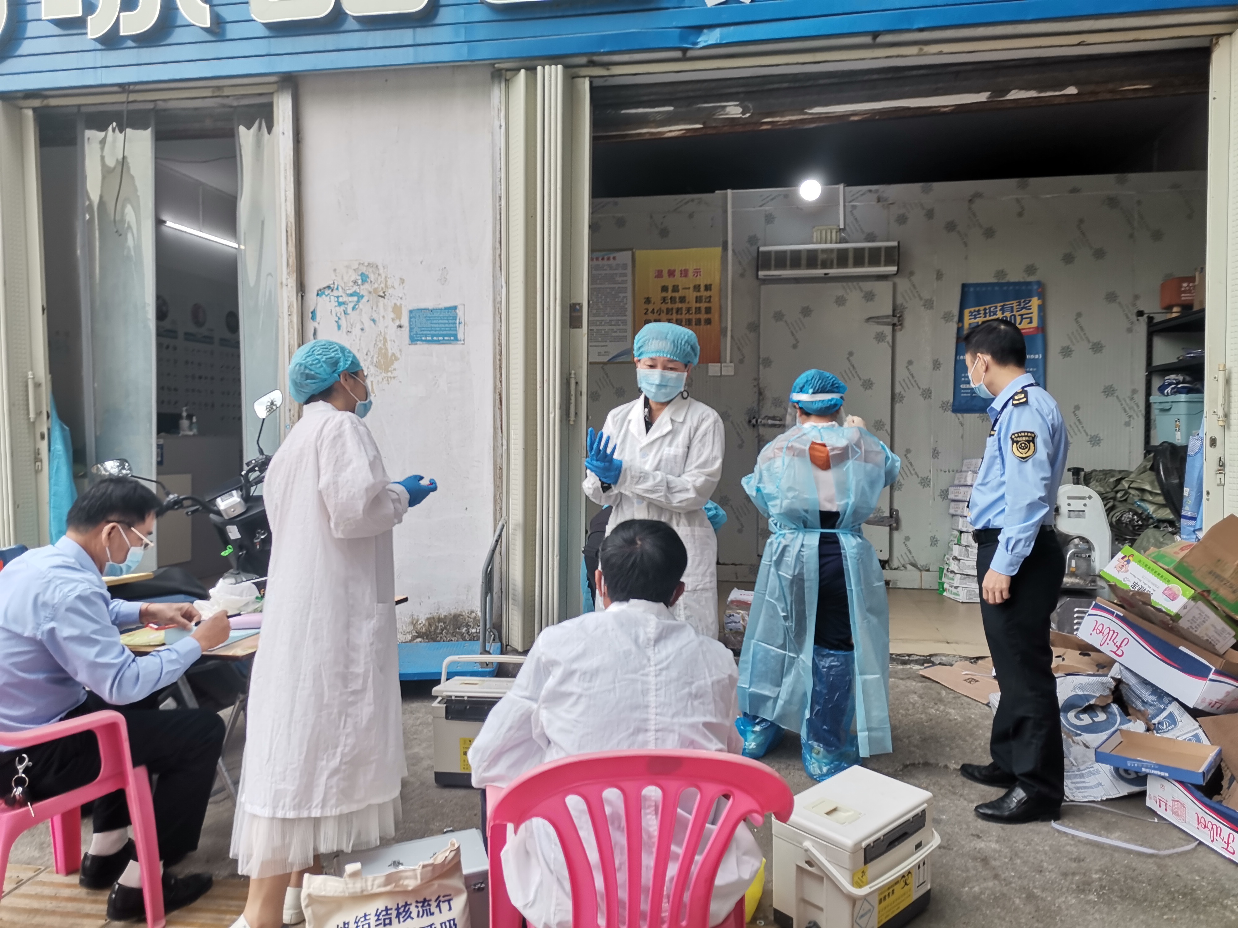 配合县疾控中心开展进口冷链食品检查及核酸采样 (2).jpg