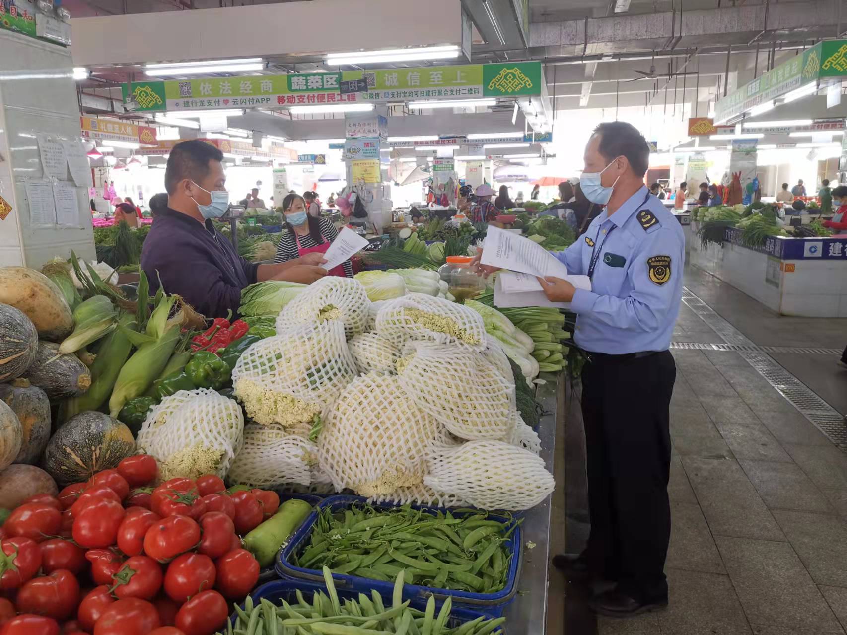 执法人员开展农贸市场价格检查.jpg