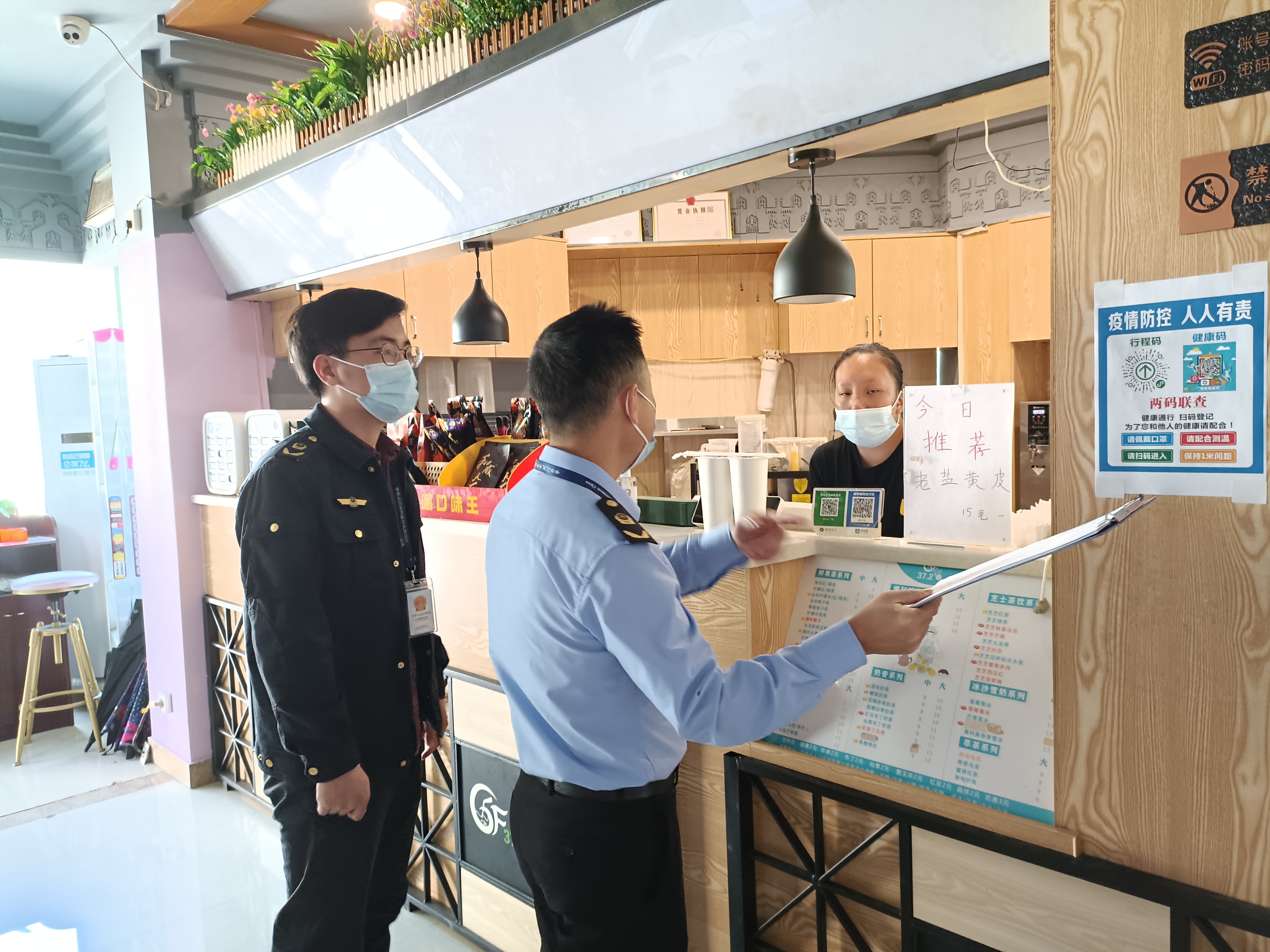 执法人员要求经营户严格落实疫情防控政策.jpg