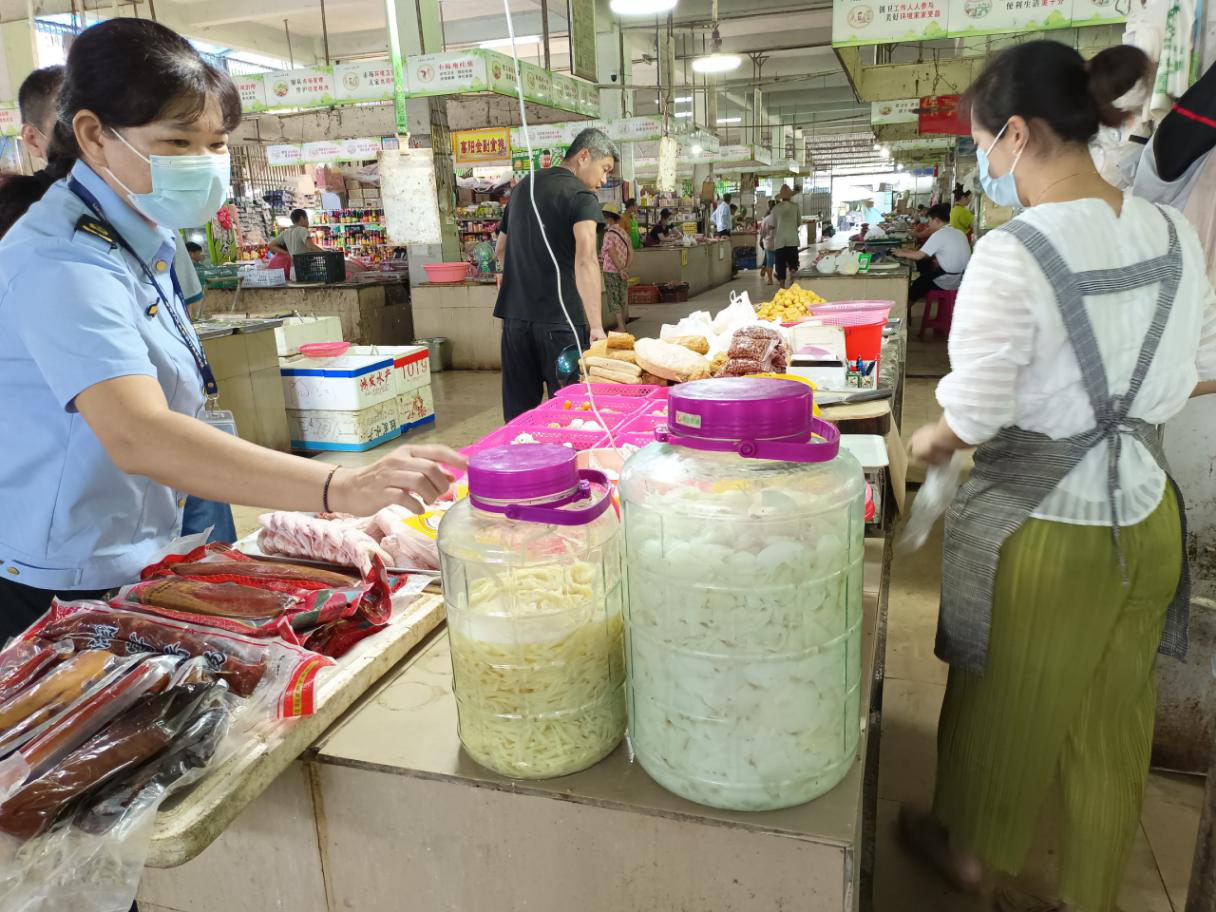 执法人员检查农贸市场摊贩食品盛装容器 (2).png