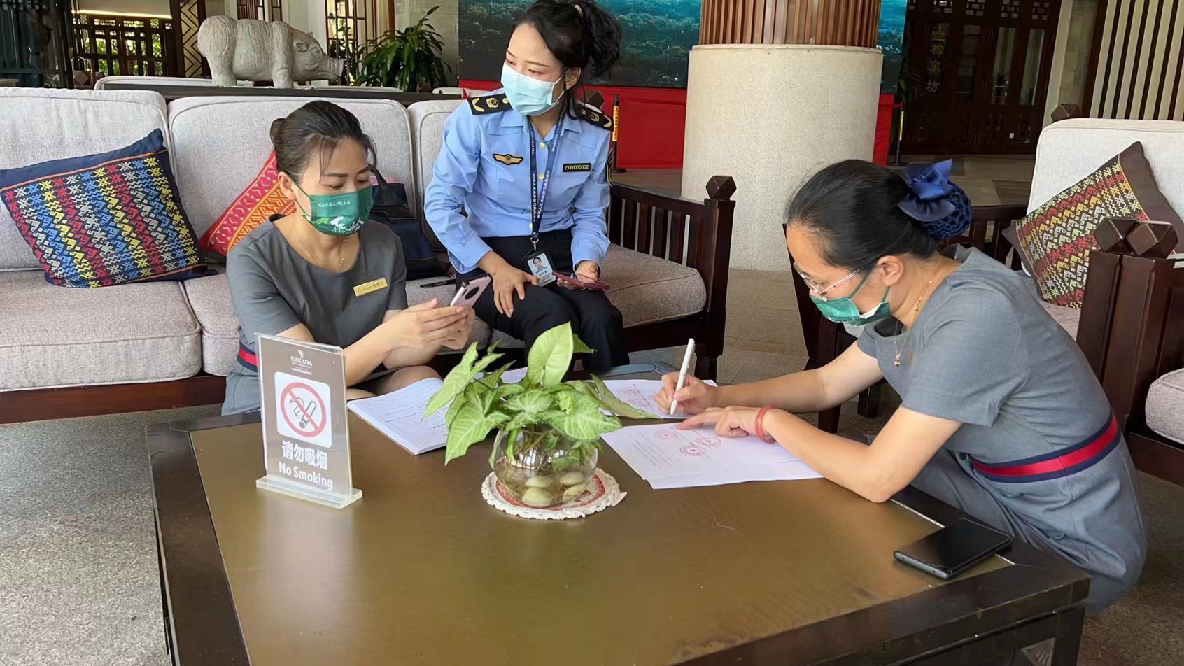 执法人员中型餐饮单位签订协议.jpg