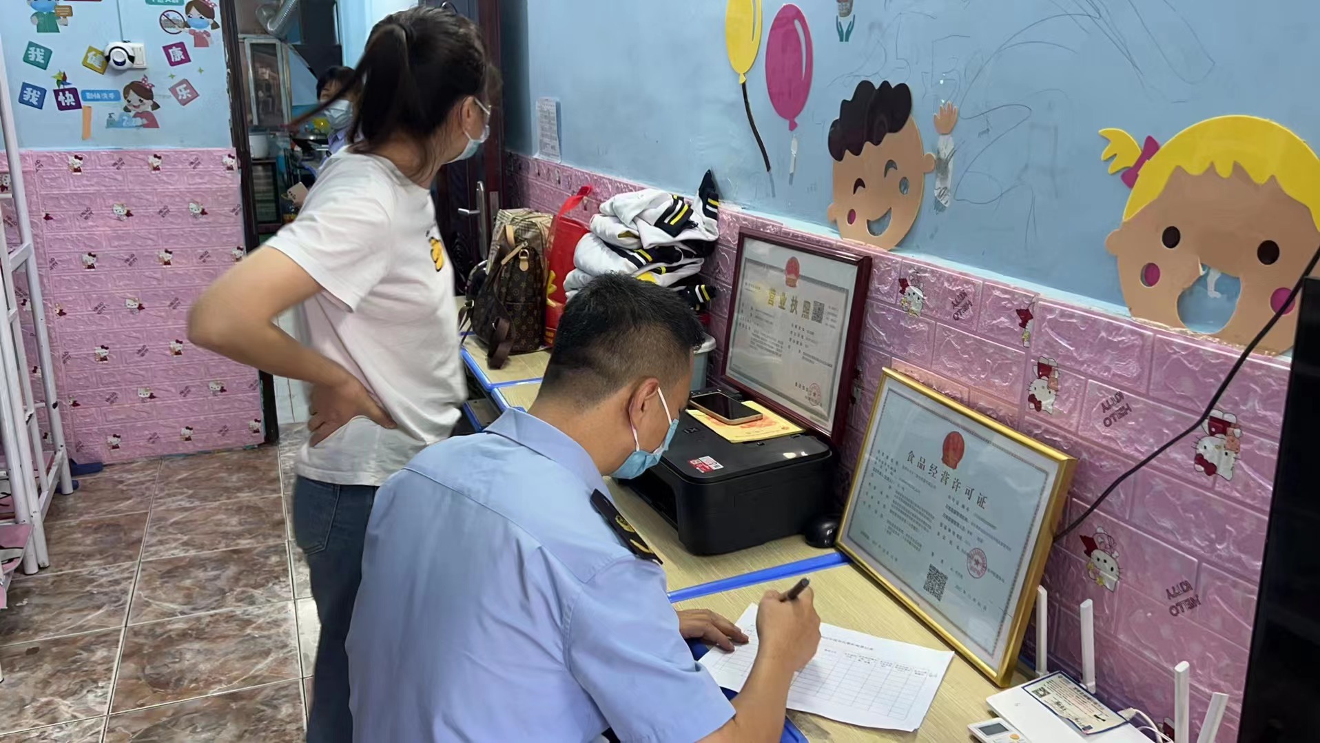 执法人员查看校外托管机构资质.jpg