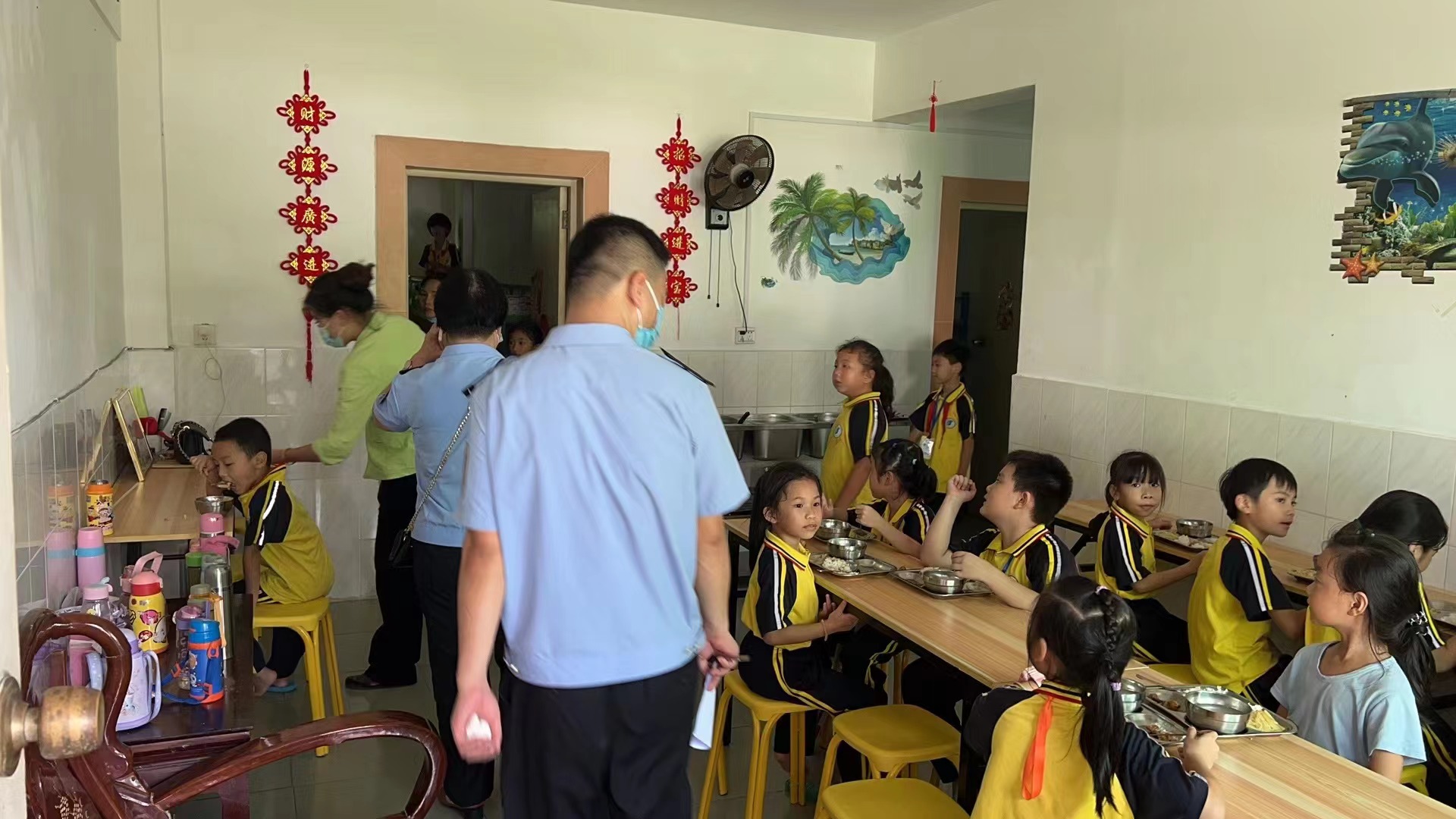 执法人员检查校外托管机构.jpg