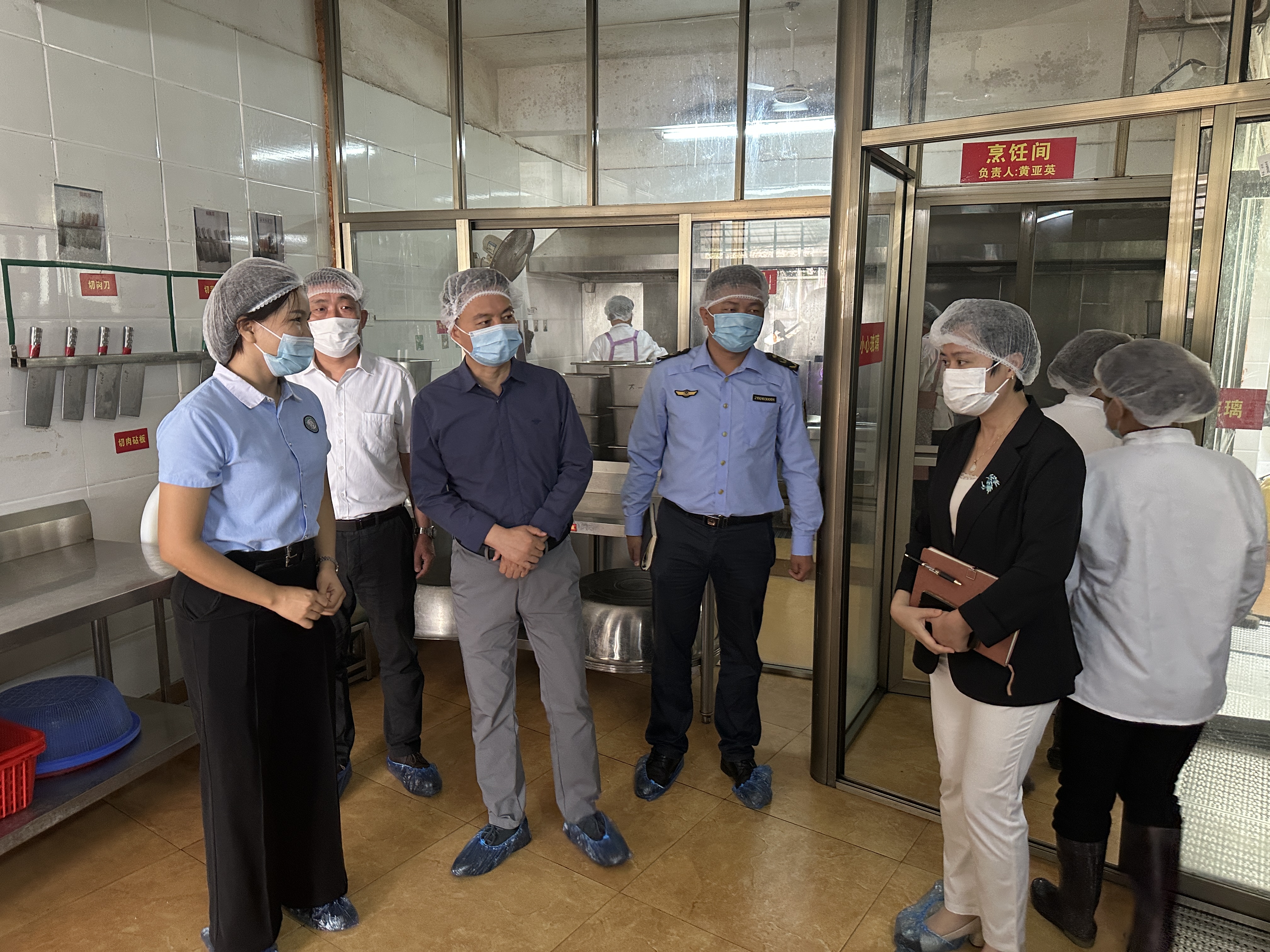 县委书记穆克瑞带头开展食品经营企业督导工作.jpg