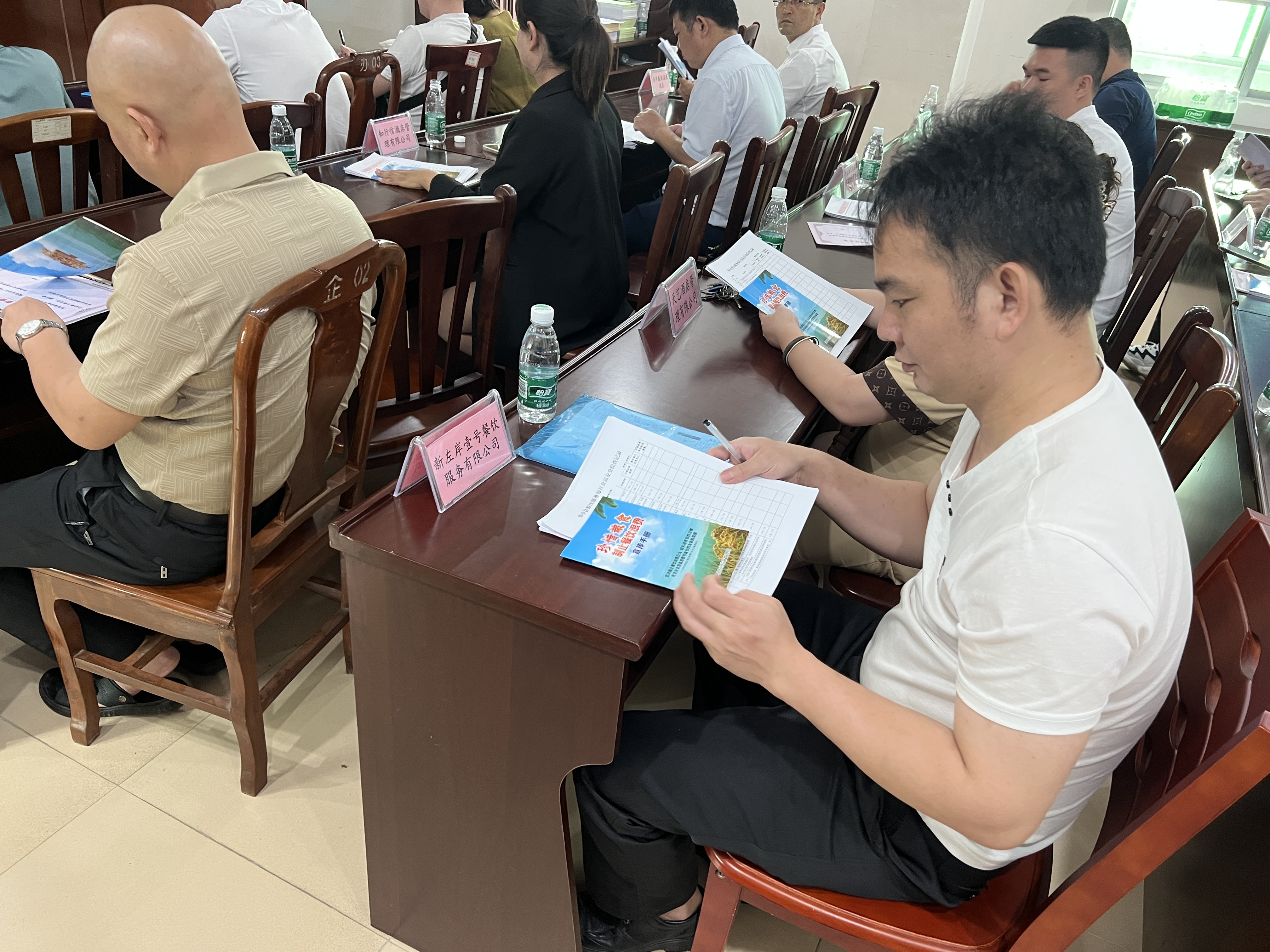 给餐饮单位发放反餐饮浪费手册.jpg