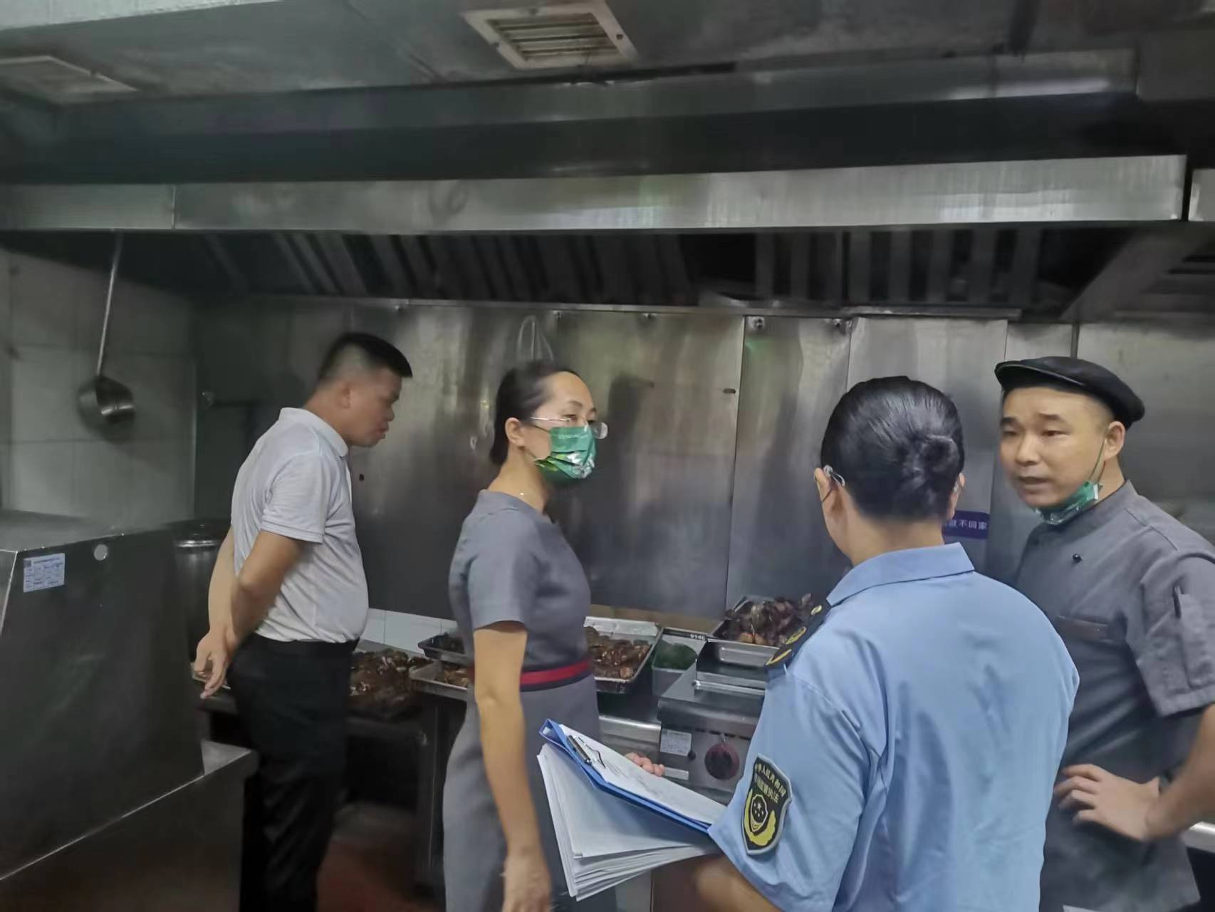 王刚副县长检查君澜酒店西餐后厨.jpg