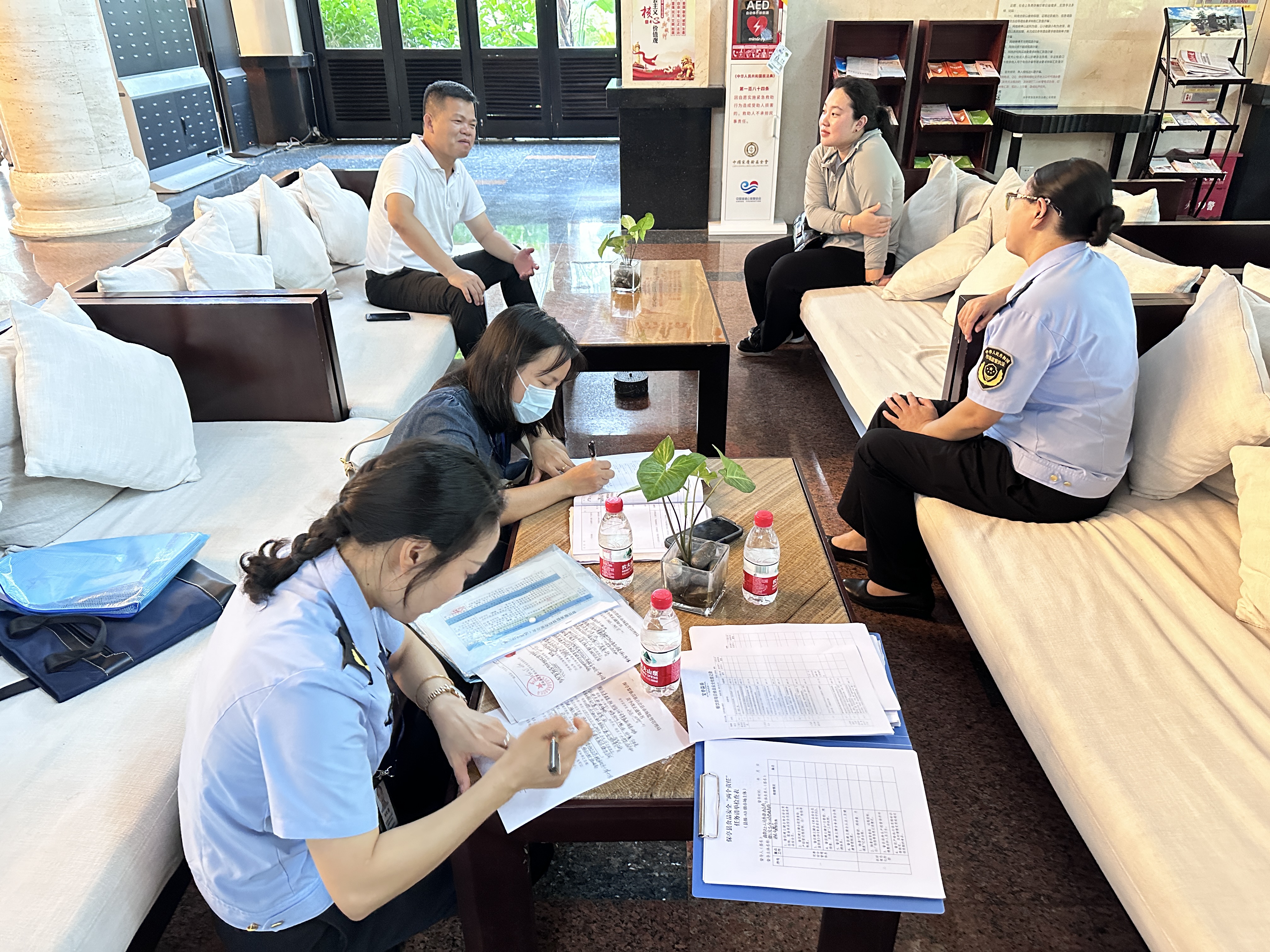 王刚副县长对荔苑酒店负责人开展现场座谈.jpg