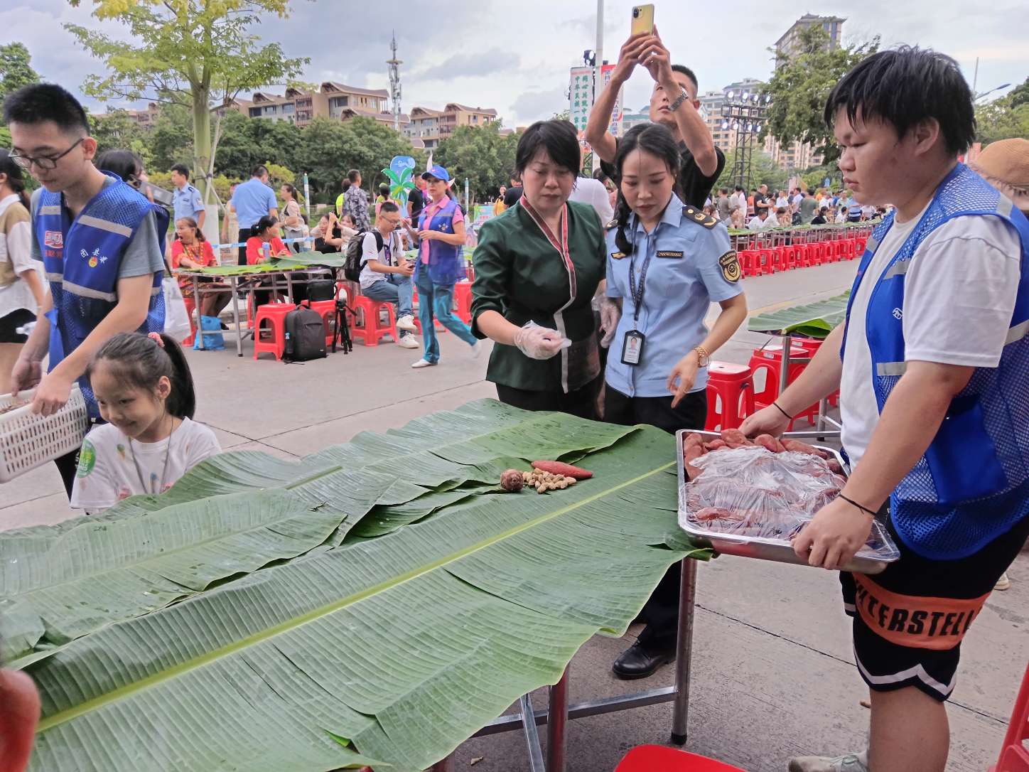 长桌宴保障现场.jpg