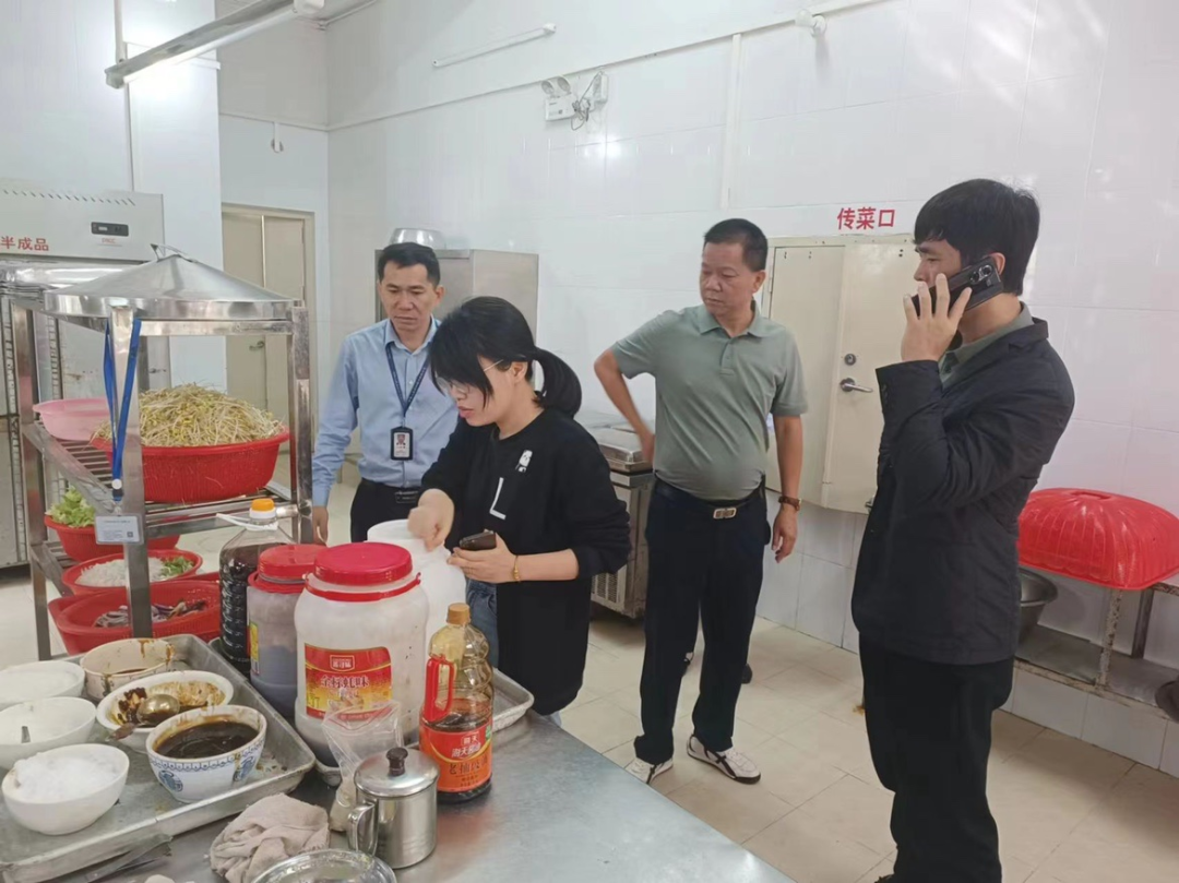 文昌市市场监督管理局开展“食品安全进校园”活动之“随机查食堂”