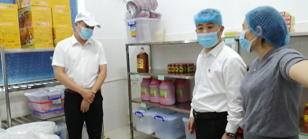 张磊开展2024年第一季度督导学校食品安全“两个责任”落实情况