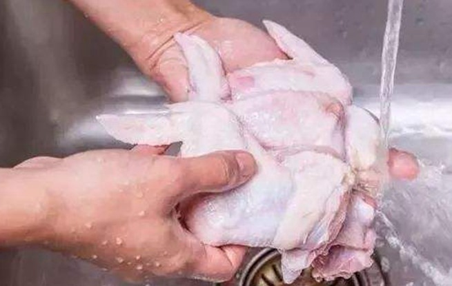 习惯用水清洗生肉？不管凉水还是热水冲洗均不可取