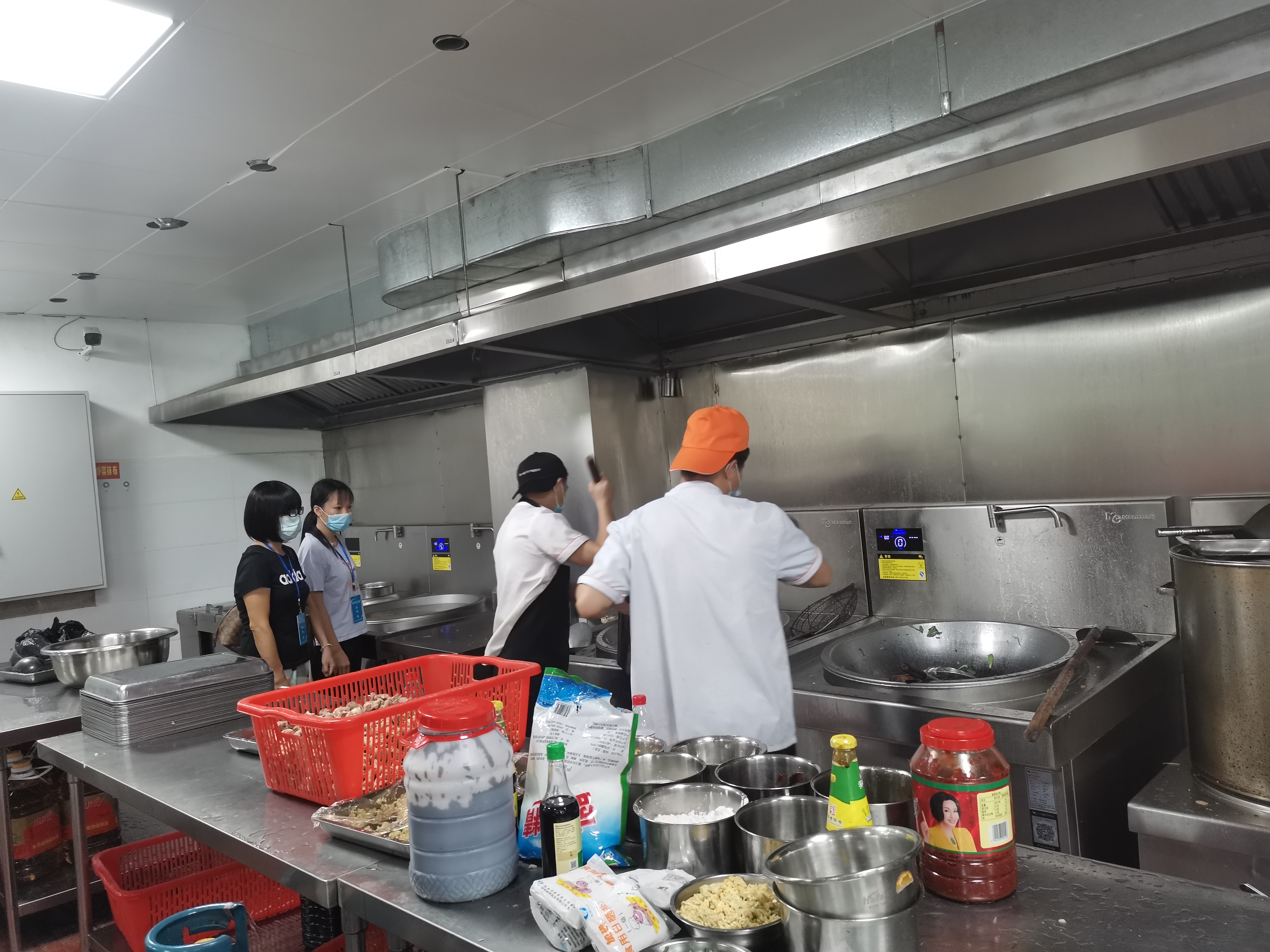 保亭县市场监管局驻点全程保“高考”食品安全