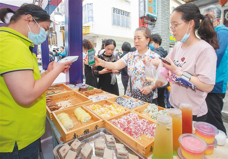 琼海： 扶贫集市 助农销售