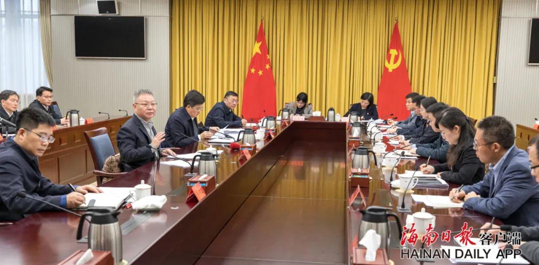 沈晓明主持召开党政机关年轻干部座谈会