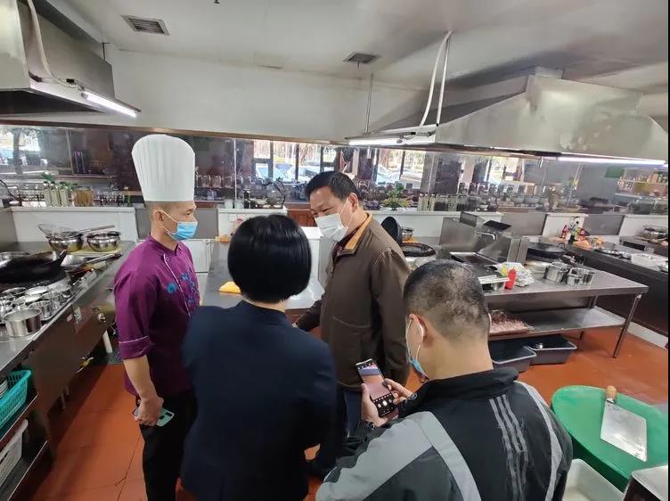 海口美兰分局开展餐馆食品安全专项整治 保障春节期间餐饮安全