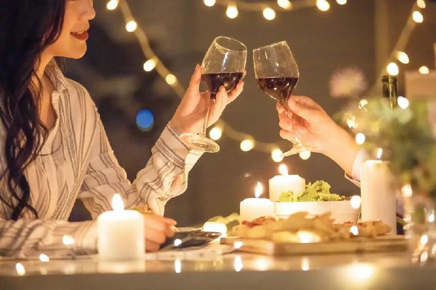 “餐+酒”热潮来袭，网红小酒馆真的是一门好生意吗?